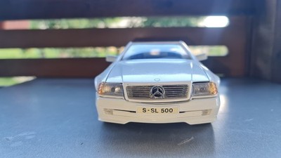 Mercedes-Benz 500 SL R129 (1989) 1:18 Maisto Diecast Modell weiß Cabrio