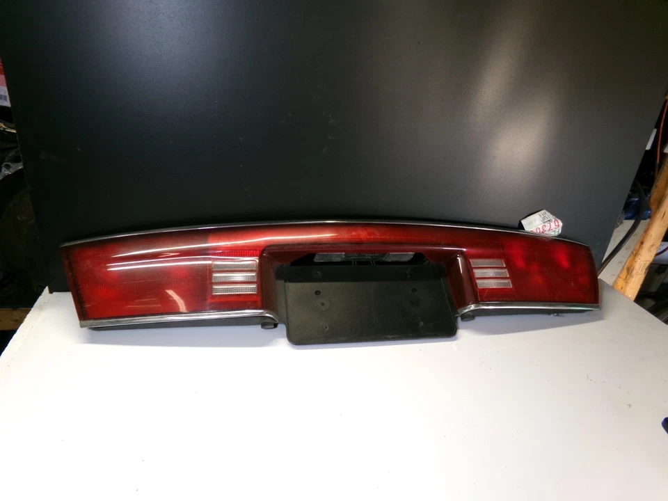 Panel de luz trasera central 16523241 2000 Buick Century 97-05 Foto 4 de 4