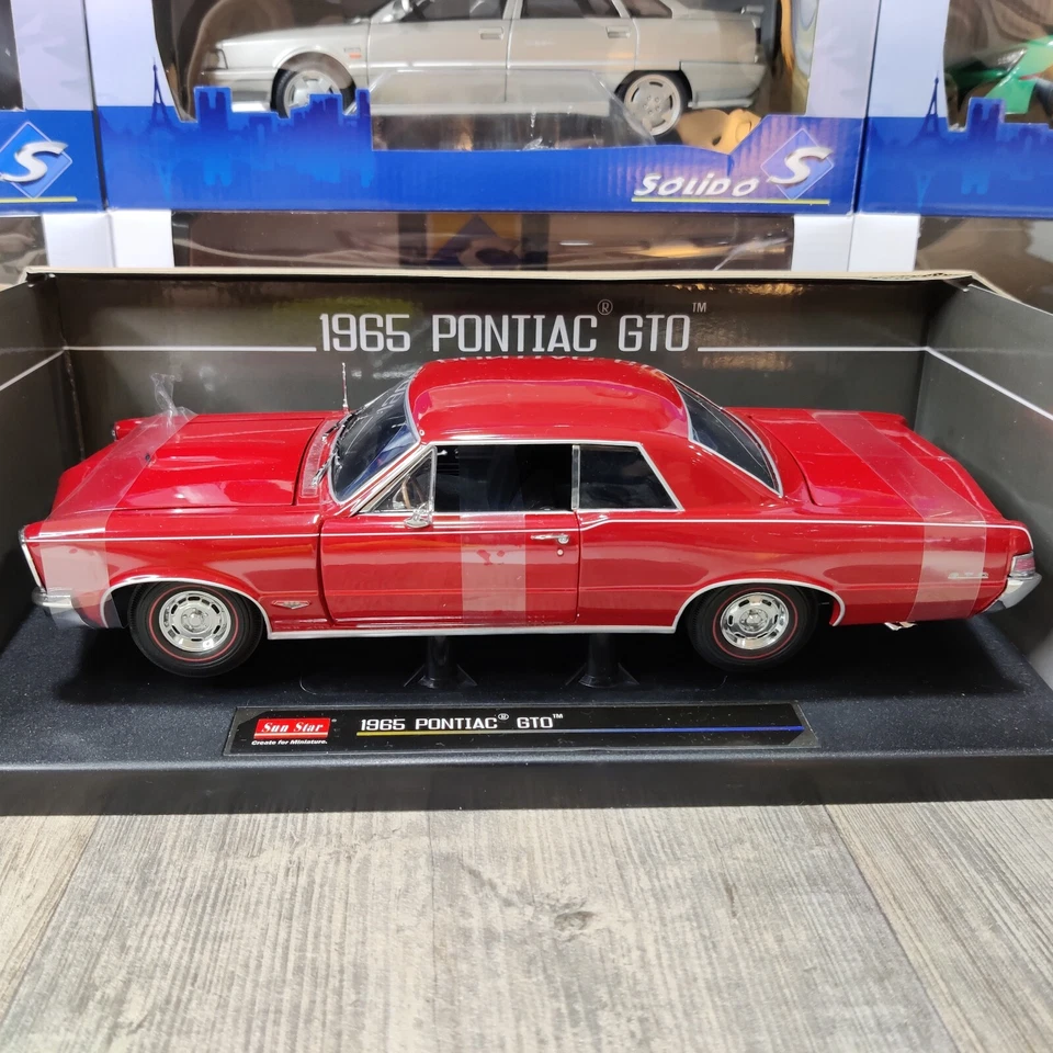 AUTO SUNSTAR PONTIAC GTO 1965 ROSSA AMERICANA DA COLLEZIONE 1:18 REF 1808 - Immagine 2 di 4
