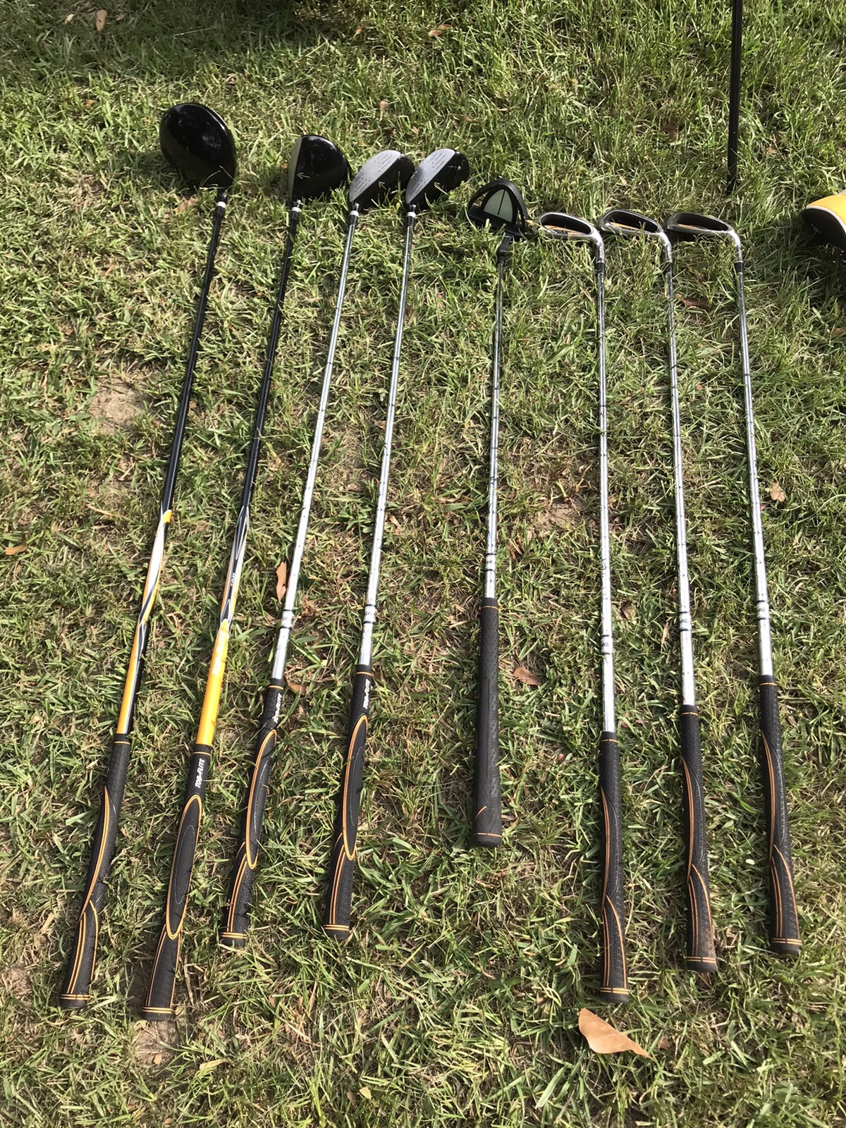 Top Flite XL Varsity 8 Clubs Golf Club Set With Carry/ Stand Bag Yellow