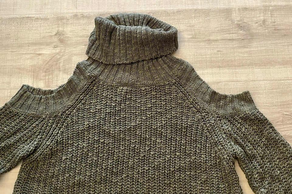 Suéter de cuello alto caballete con corte de hombro talla S/M Foto 2 de 2