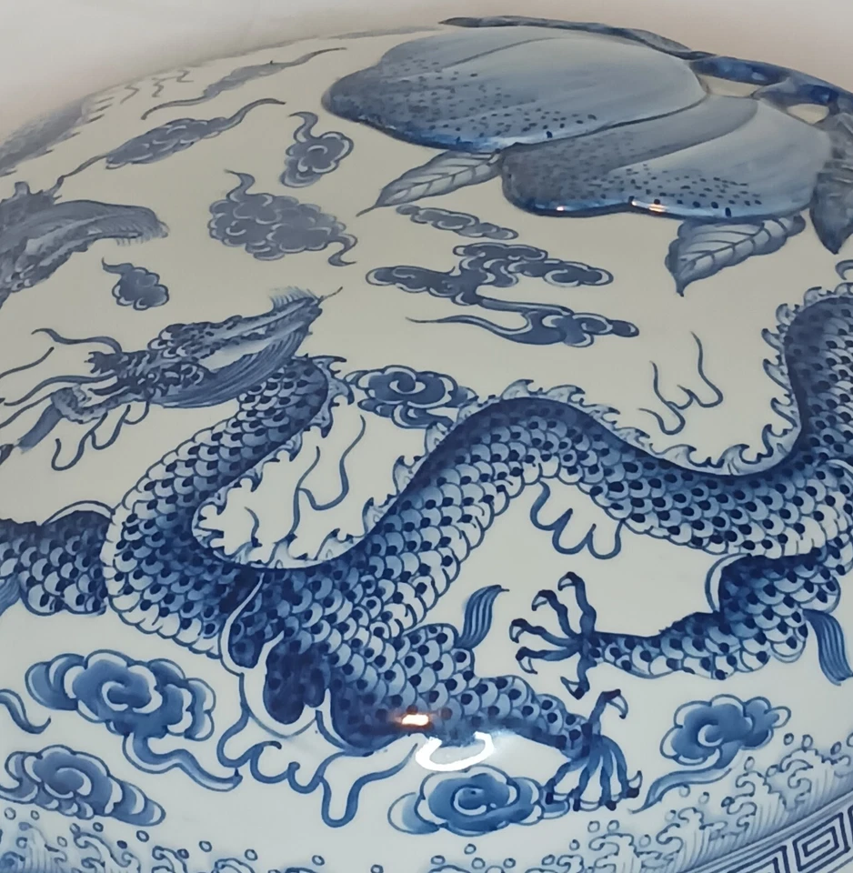 Cuenca asiática de porcelana azul/blanco dragón orientada hacia adelante variación tardía Foto 2 de 4