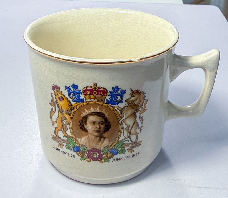 QUEEN ELIZABETH II VINTAGE CORONATION MUG - JUNE 2nd, 1953 ++ GREAT COLLECTIBLE!