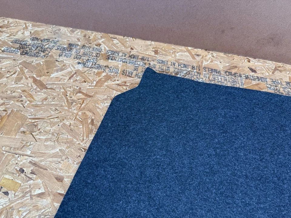 CONJUNTO DE TAPETE RÍGIDO FORD MUSTANG GT 2015-2023 OEM CARGO TRUNK (CINZA) - Imagem 3 de 4