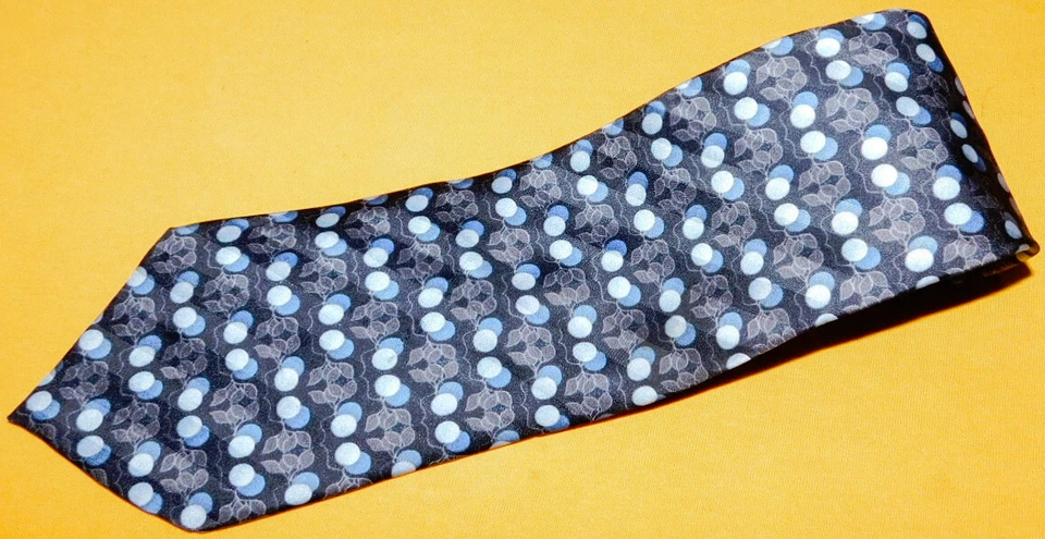 CORBATA CON MOTIVO VILLA BOLGHERI HECHA EN ITALIA NEGRO/GRIS/AZUL LUNARES - CORBATAS DE DISEÑADOR. Foto 2 de 3