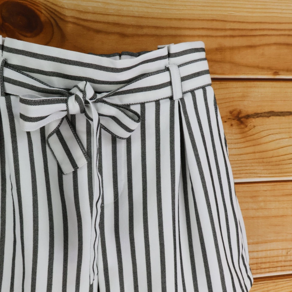 Forever 21 纸袋短裤腰带打褶女式 M 白色黑色条纹高腰 — 第 4/4 张图片