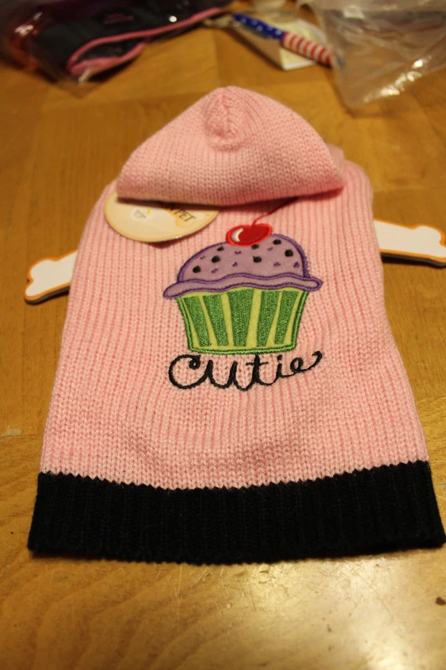 Suéter Spot/Lookin Good Con Capucha "Cutie" Rosa con Borde Negro Pequeño Nuevo Foto 2 de 3