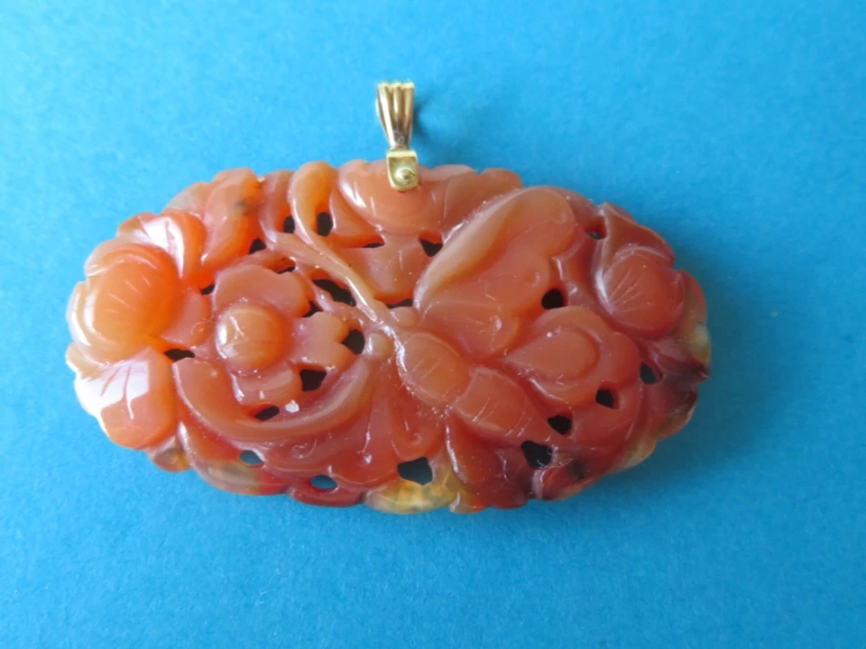 中国雕刻椭圆形玛瑙,卡内利吊坠 - 蝴蝶和花朵 - QING — 第 2/4 张图片