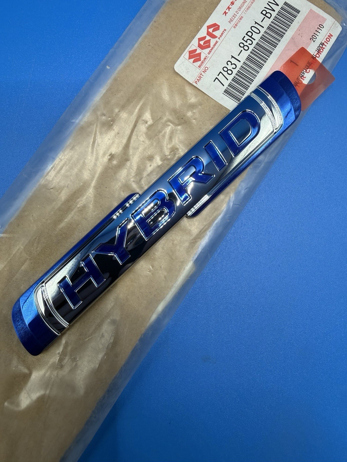 Monogramme SUZUKI HYBRID SWIFT emblème original chromé pour hayon arrière de voiture 77831-85P01-BVV
