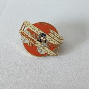 HOOTERS RESTAURANT HOOTIE FLYING A BI-PLANE LAPEL HAT PIN DAYTON OHIO