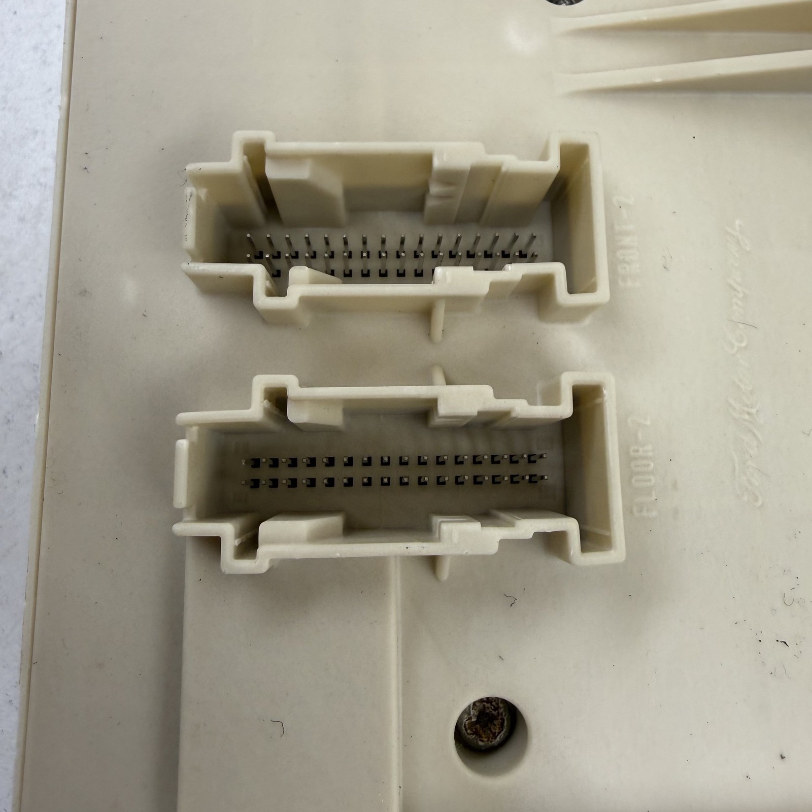 Aston Martin V8 Vantage 2011-2017 Fuse box