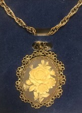 Vtg 1970s SHP BLUE/CREAM CARVED FLORAL CAMEO Pendant Necklace in original box