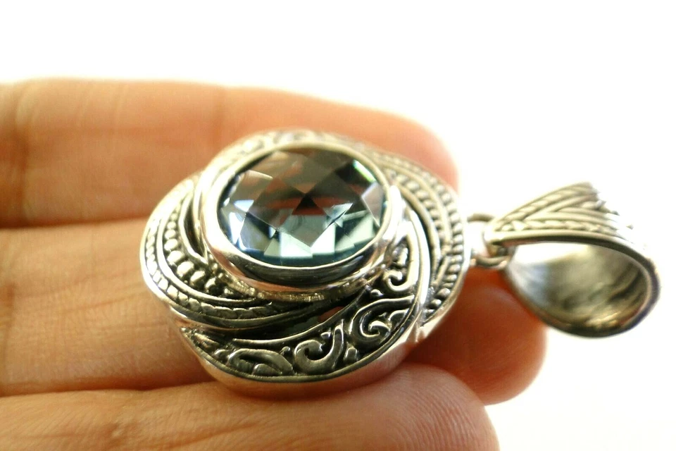 Colgante solitario de topacio azul ornamentado balinés de plata de ley 925 Foto 3 de 4