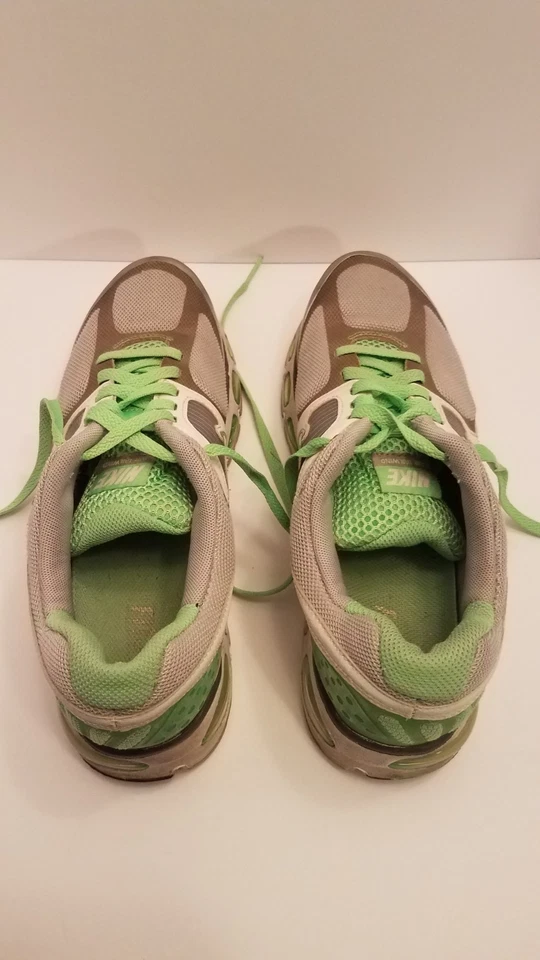 Zapato aeróbico Nike Fitso para mujer verde y blanco talla 8 buen estado apenas usado Foto 4 de 4