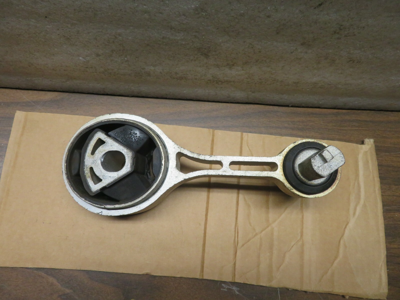 2014-2019 MASERATI GHIBLI SQ4 RIGHT PASSENGER ENGINE LINK MOUNT ROD BRACKET OEM