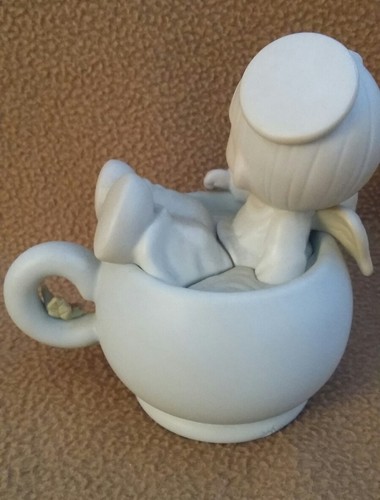 Precious Moments Figurine 1994 "Dropping in for the Holidays" #531952 - Picture 5 of 8