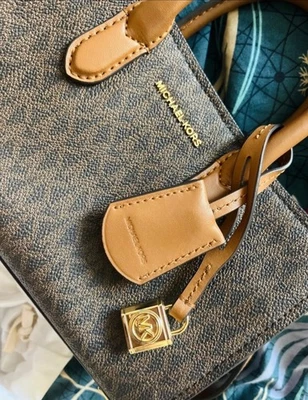 Petit sac à main Michael Kors d’occasion marron avec bandoulière, très bon état - Photo 1/4