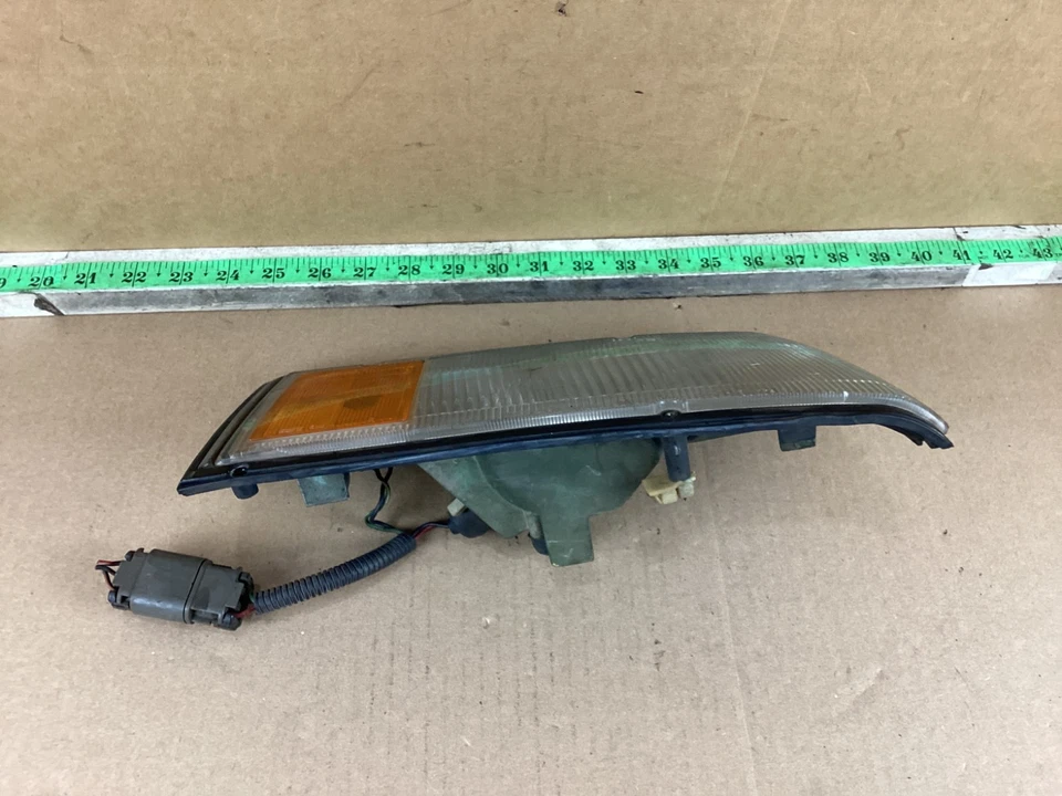 Luz intermitente esquina pasajero delantero derecho Nissan Máxima 1987-1988 OEM Foto 3 de 4