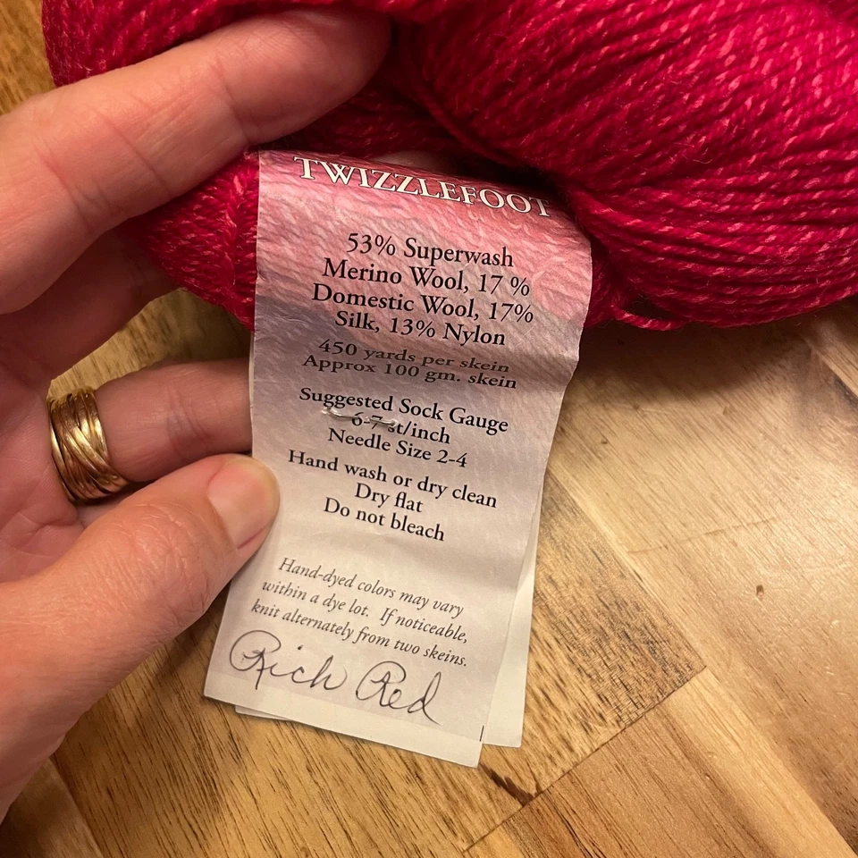 Calcetín de seda de lana merino súper lavado “rojo rico” pintado a mano hilo Mountain Colors Foto 3 de 3