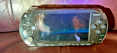LETTORE PORTATILE SONY PSP PORTATILE CON UN GIOCO E CUSTODIA FUNZIONA BENE ANCHE
