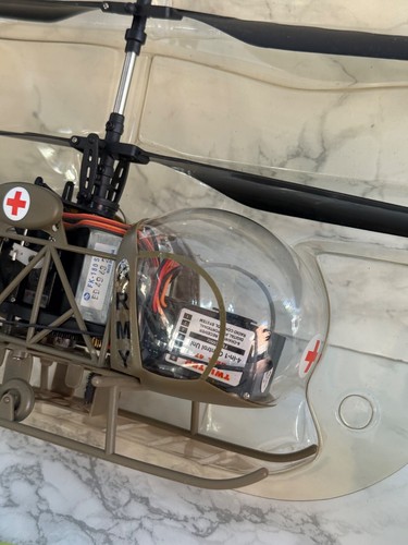 Helicóptero RC Twister Medical Bell 47 interior + control remoto, cargador, 2 baterías en muy buena condición - Imagen 9 de 15