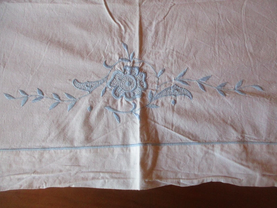 Drap N°380 ancien en coton fleur bleue brodée 210 X 275 Cm  - Photo 2/4