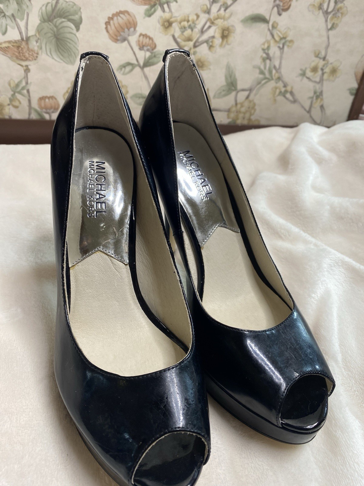 Michael Kors Leather Upper Peep Toe Black 4” Suede Wedges Size 8