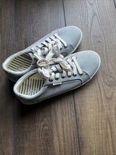 Taos Women s Heathered Gray Star Sneakers Size 8