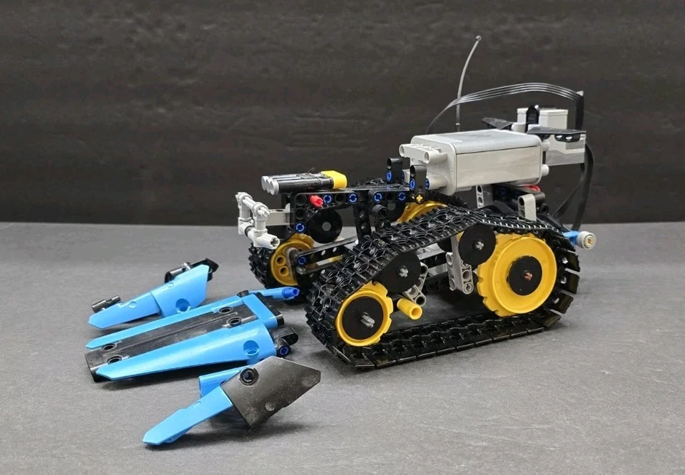 LEGO TECHNIC: Remote-Controlled Stunt Racer (42095) INCOMPLETE SET - Image 2 of 4