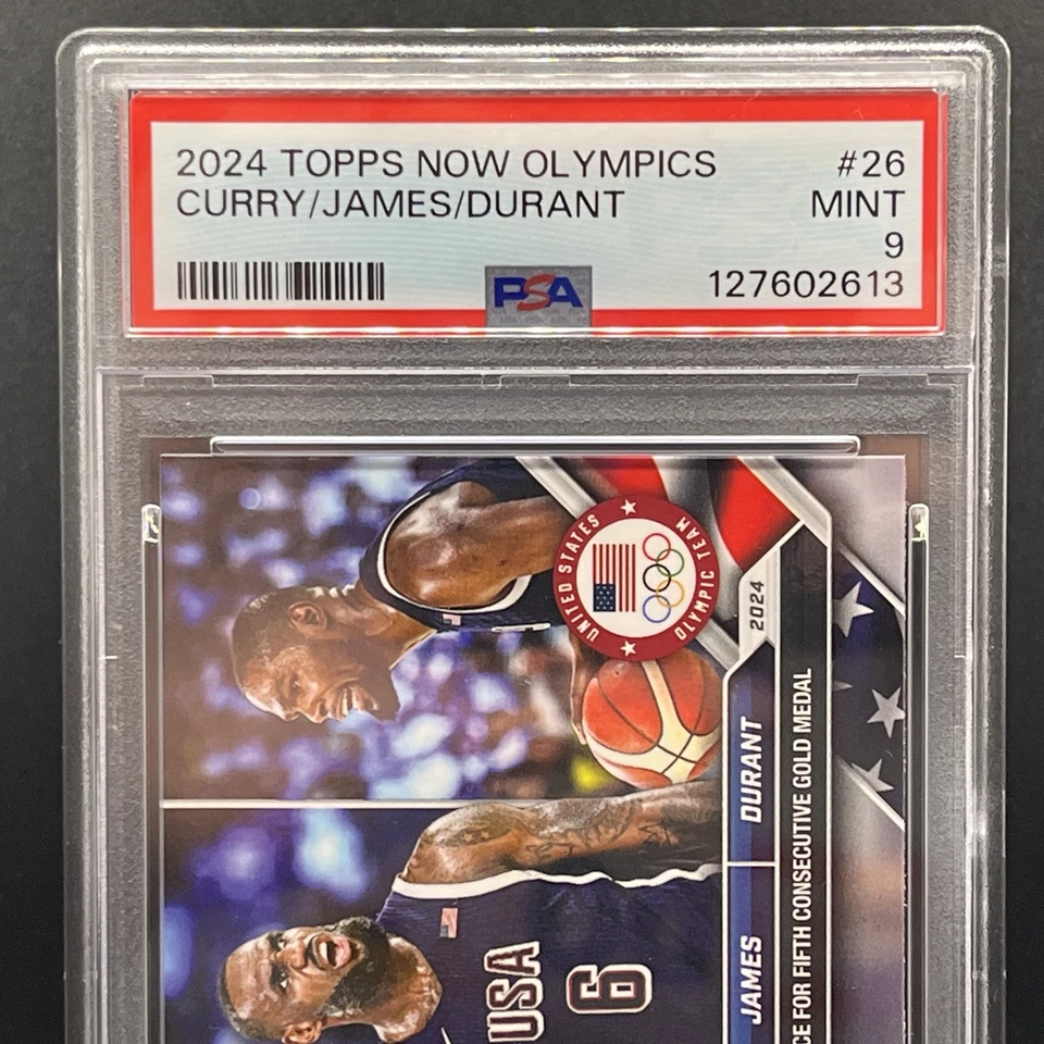 Tarjeta icónica #26 Topps Now Olympics Curry/LeBron/Durant 🇺🇸 PSA 9 Trio 2024 Foto 4 de 4