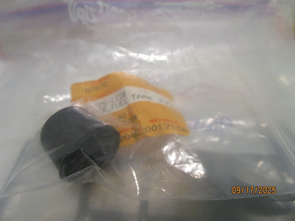 Amortiguador de montaje de tanque de combustible OEM Kawasaki KDX420 KDX450 KDX250 NUEVO DE STOCK N.º: 92075-1220 Foto 3 de 3