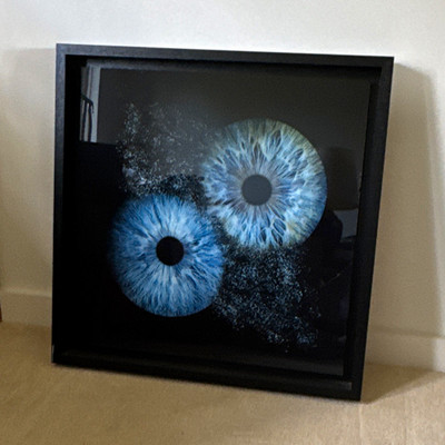 Gerahmter Landschaftskunstdruck - Abstraktes Design mit blauen Augen, Einzelstück