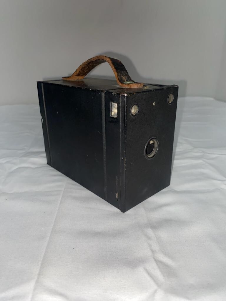 ボックスカメラコダックＲＡＩＮＢＯＷ ＨＡＷＫ-ＥＹＥ Ｎｏ，２ ＭＯＤＥＬ Ｃ Kodak Rainbow Hawk-Eye No. 2 Model C Box Camera with Red Body