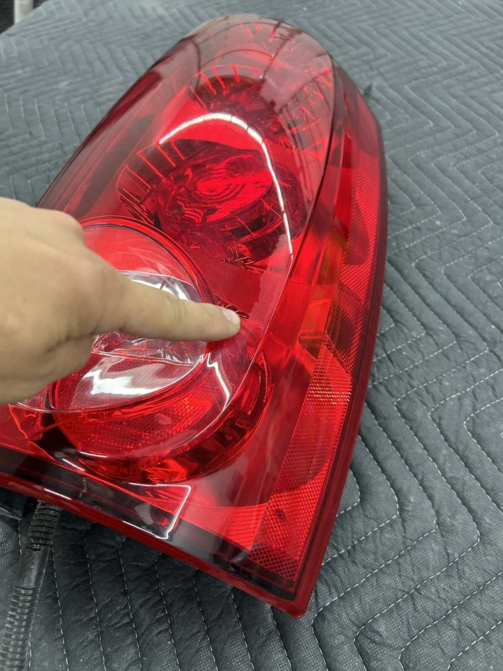 Luz trasera derecha pasajero GMC Yukon XL 2007-2014 Chevy Suburban Tahoe OEM Foto 2 de 4