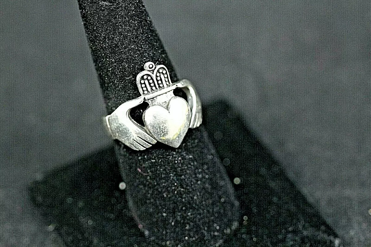 Ring with 2 hands a heart and a deals crown