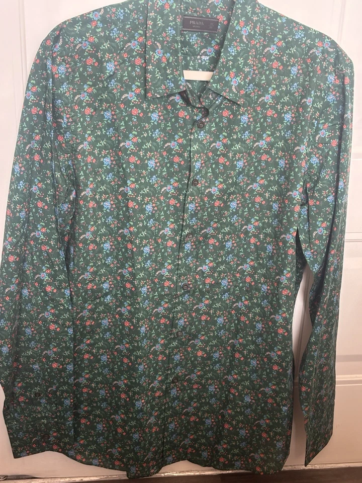 Camisa abotonada manga larga para hombre PRADA, verde con hermoso patrón floral Foto 2 de 4