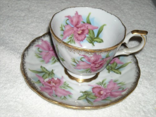 Vintage Tea Cup And Saucer, Floral Design, Gold Rim, Unmarked, Good Condition. - Picture 3 of 9