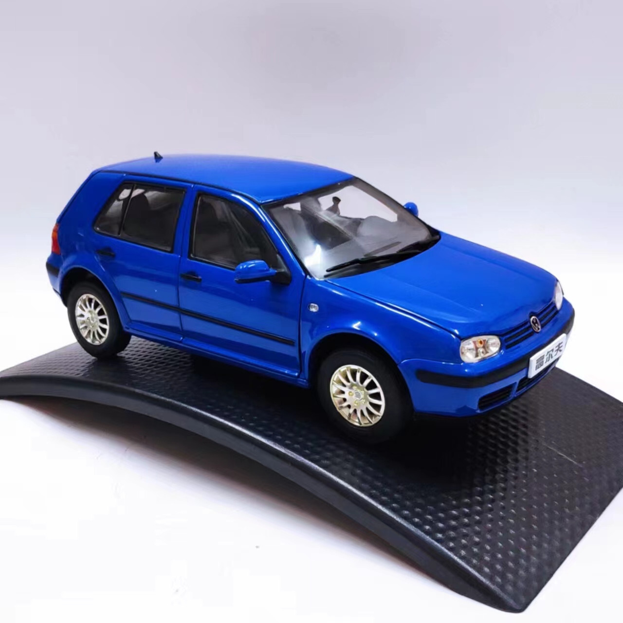 1/18 Volkswagen Golf MK4 2002 China VW Dealer model Discontinued