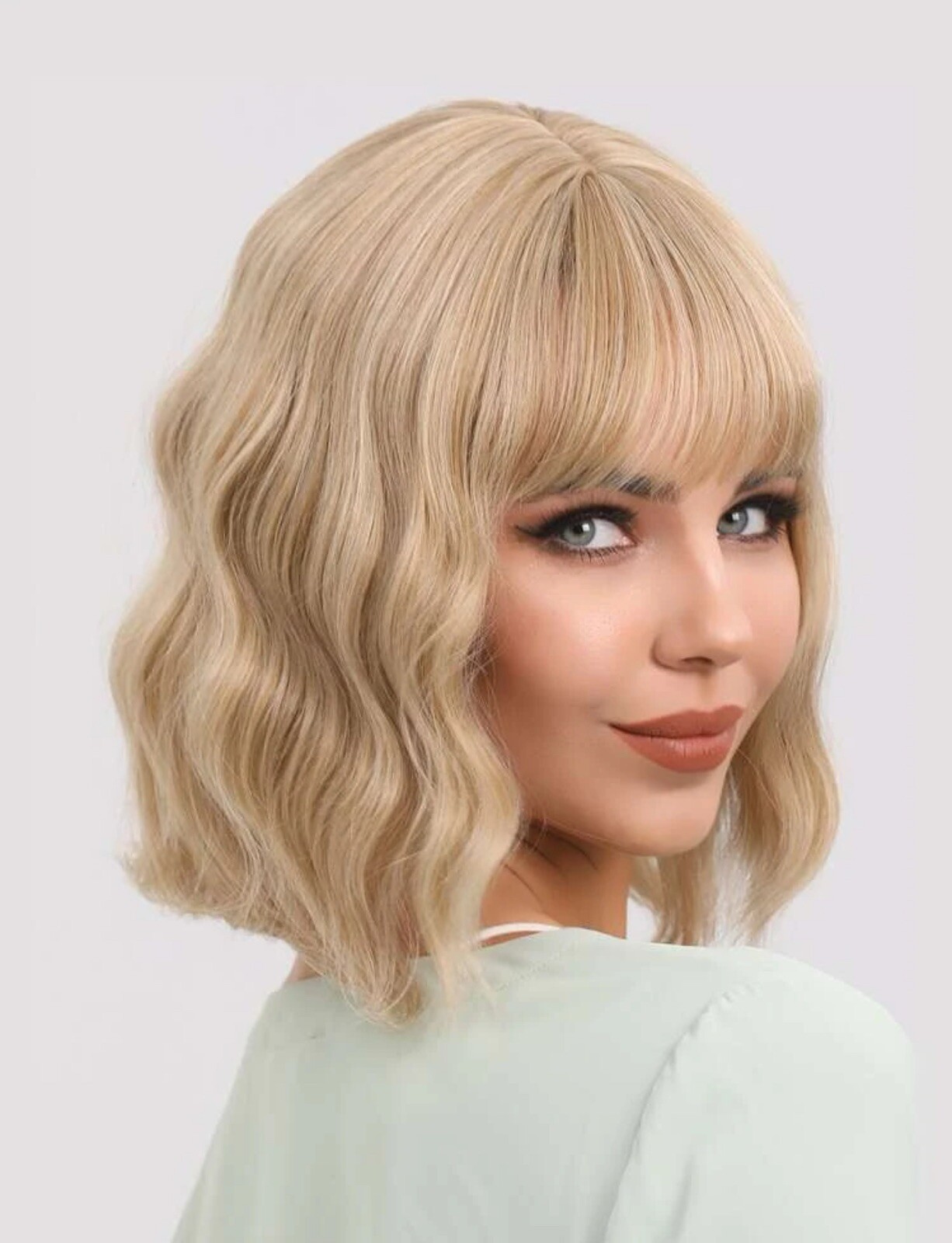 Perruque synthétique blonde courte bouclée avec 4 bonnets inclus
