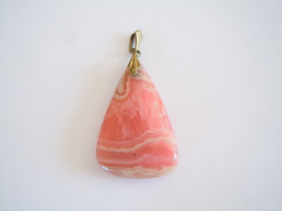 Alter Anhänger mit Rhodochrosit Tropfen,Dreieck 17,1 g/5,6 x 2,7 cm