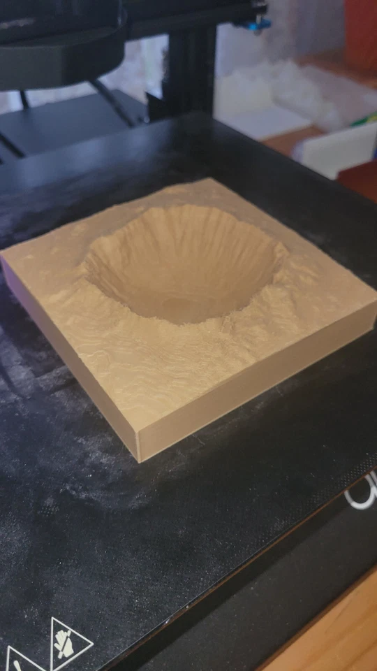 Mapa topográfico pintado del cráter de meteoritos, mapa 3D, mapa geográfico de arte en relieve de escritorio Foto 4 de 4