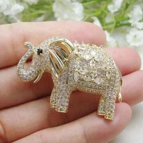 Broche prendedor de elefante racimo de 2 quilates redondo diamante simulado enchapado en oro amarillo de 14 quilates Foto 4 de 4