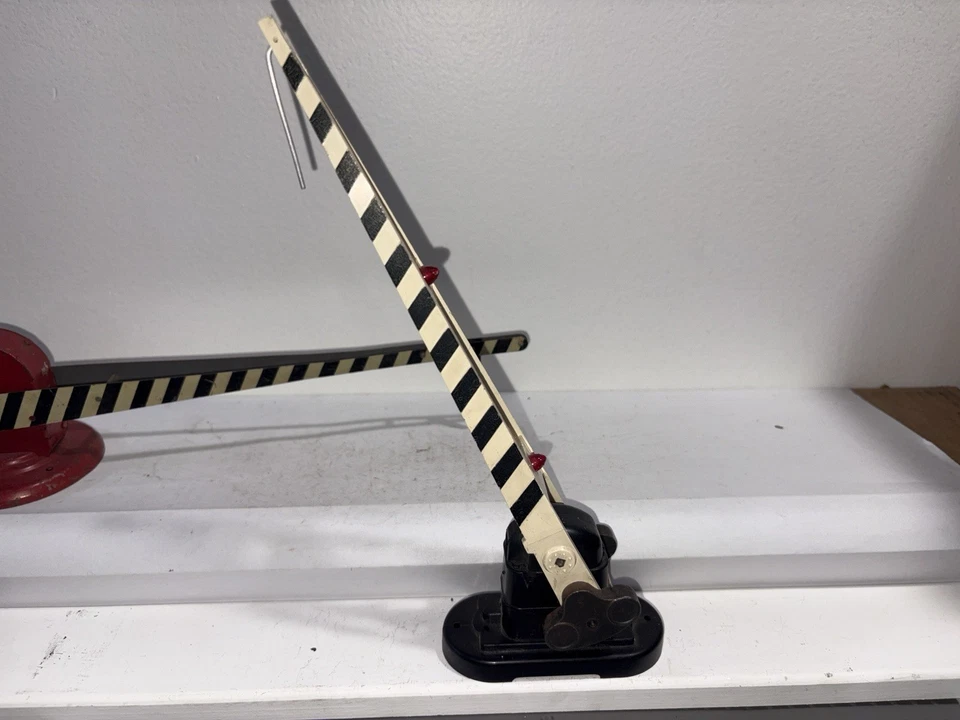 LIONEL No. 252 Automatic Crossing Gate - O 27 Train Accessory + Extra Tin Gate - Image 3 of 4