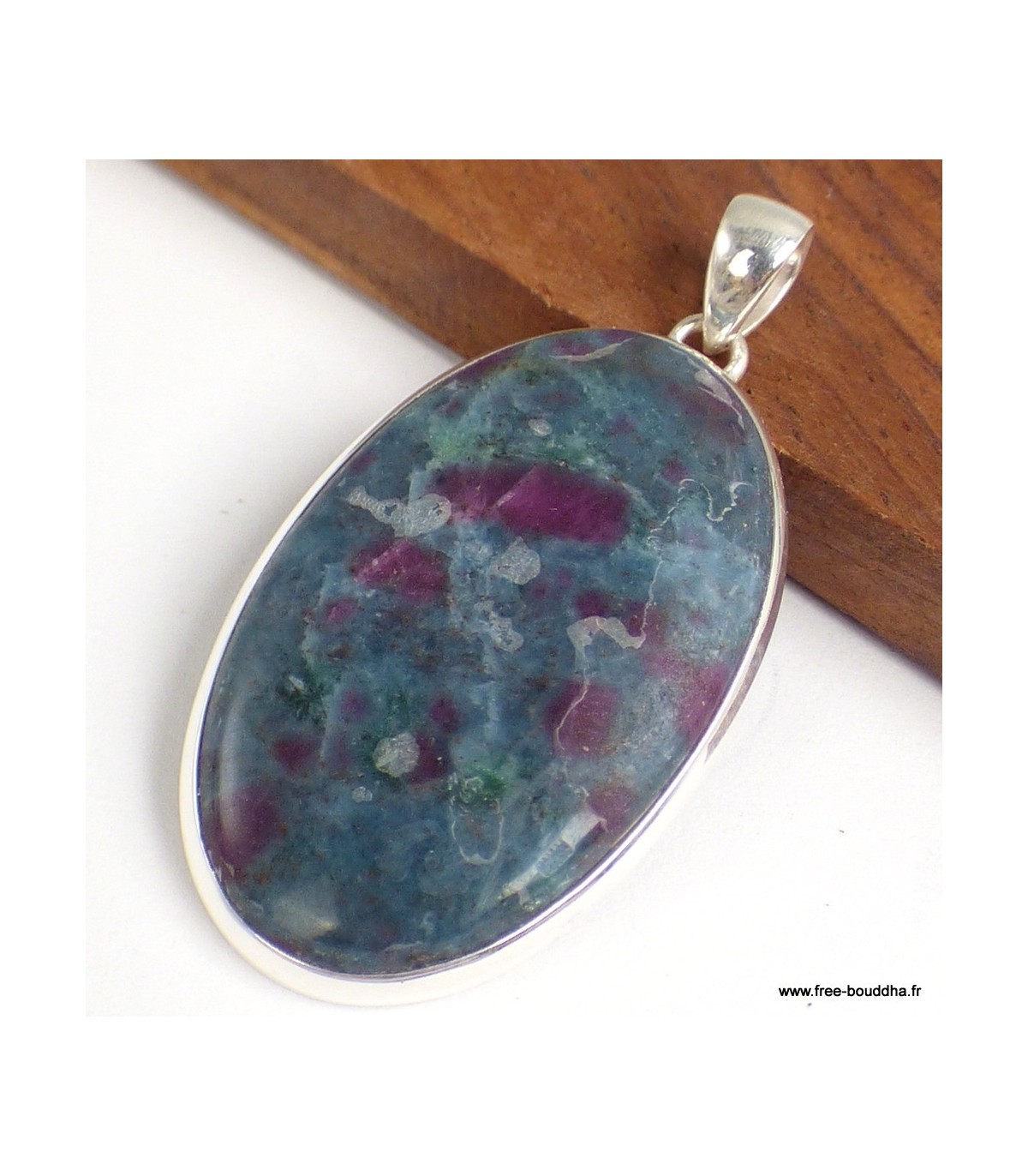 Pendentif en Rubis sur Cyanite CWA8.4 : une pierre naturelle d'exception coupée en ovale