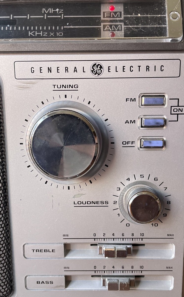 Vintage 1980 General Electric 7-2881C AM FM Radio TESTED Vintage 1980 General Electric 7-2881C AM FM Radio TESTED