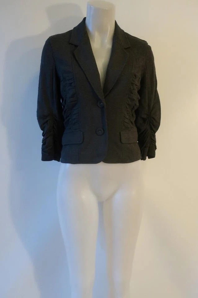 Jaqueta feminina LaRok cinza carvão franzida manga 3/4 abotoada P - Imagem 4 de 4