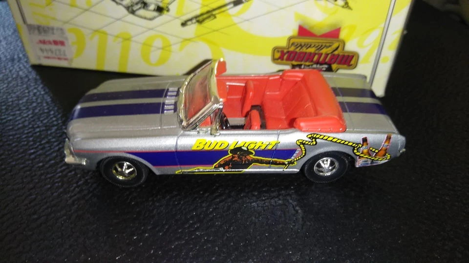 Matchbox Collectibles Ford Mustang Bud Light Rodeo 1964 DYM37619 - Immagine 2 di 3