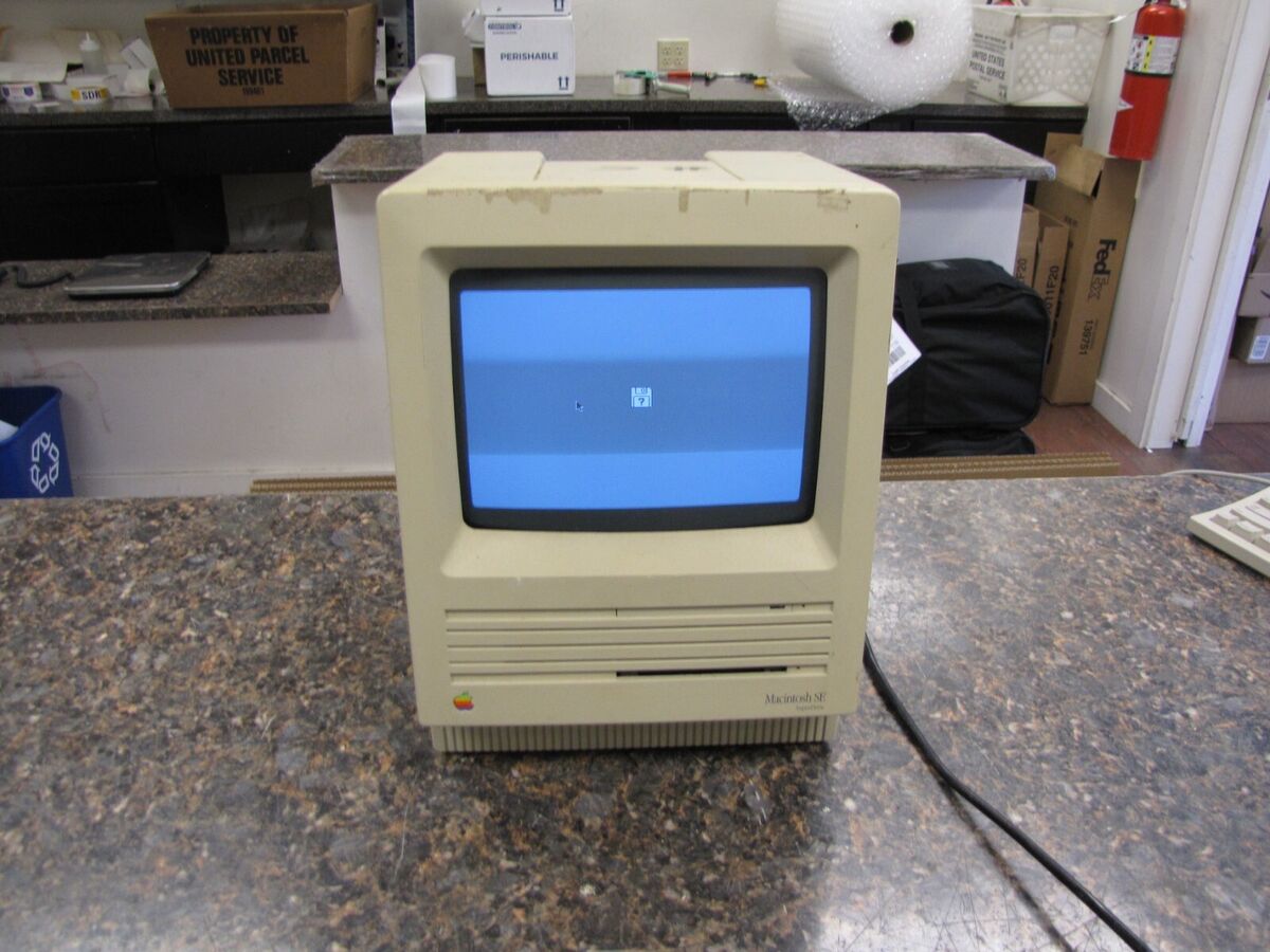 Vintage 1988 Apple Macintosh SE SuperDrive Model M5011 Vintage 1988 Apple Macintosh SE SuperDrive Model M5011