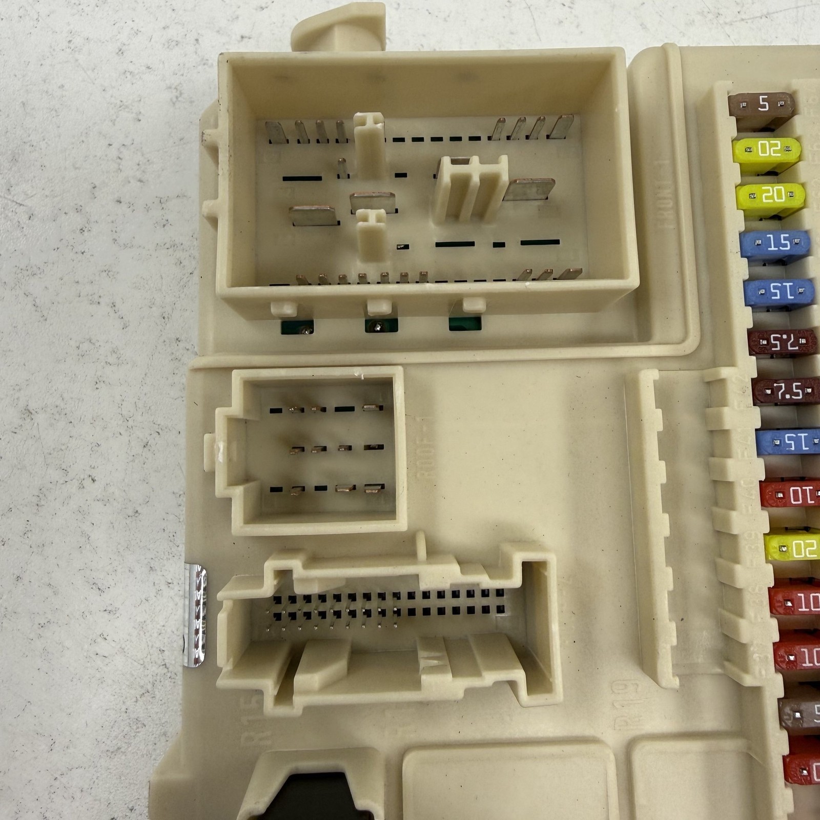 Aston Martin V8 Vantage 2011-2017 Fuse box