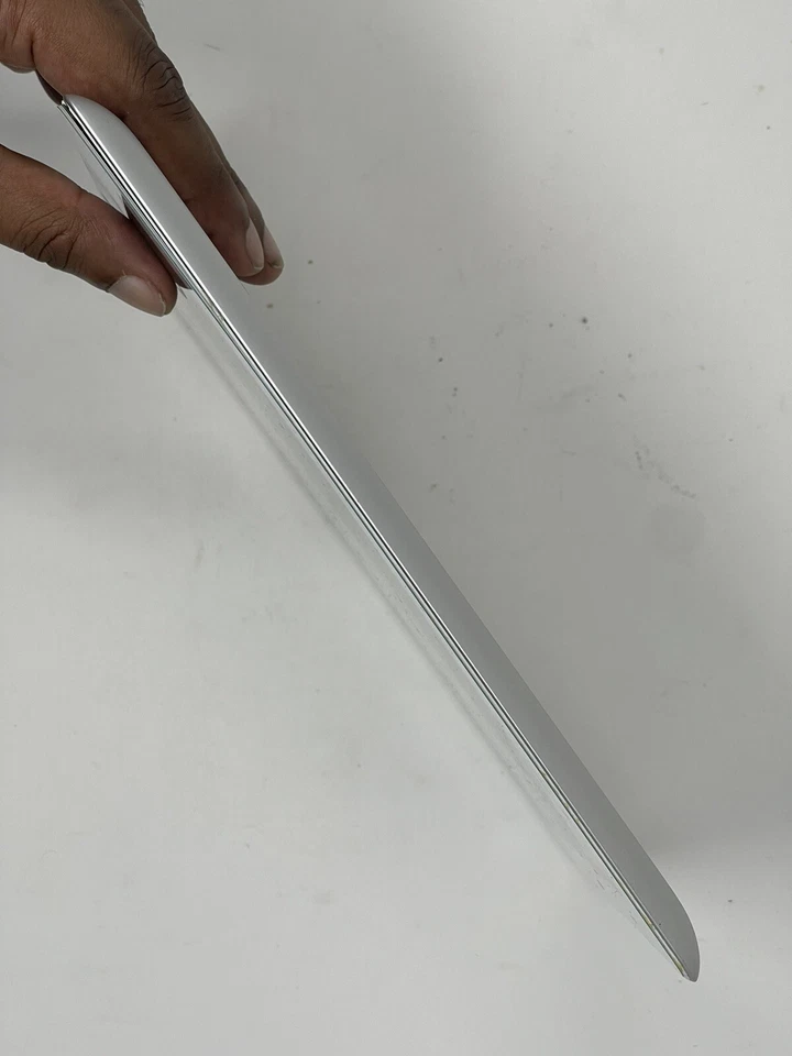 Apple iPad 3rd Generation 16GB 9.7in Display Wi-Fi Functional Condition Silver - Image 3 of 4